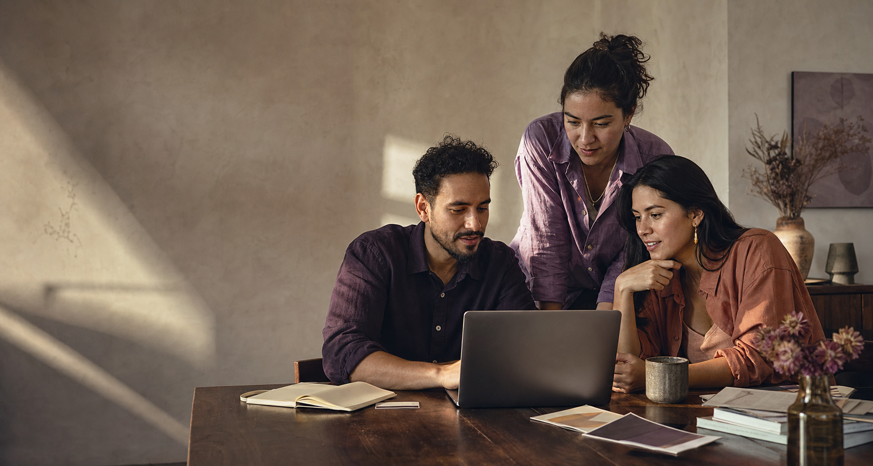 Equipo colaborando en una solución para una empresa